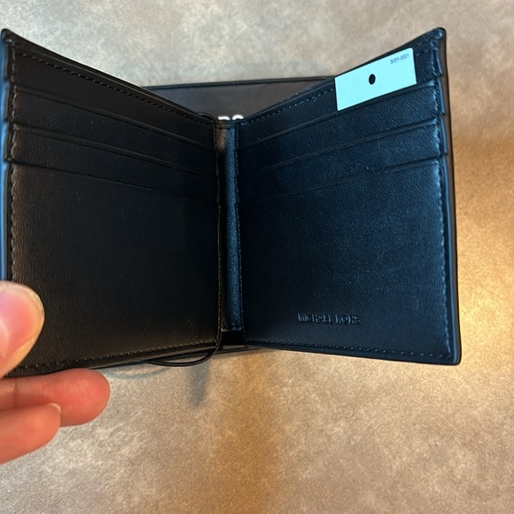 Michael Kors Slim Billfold - Picture 2 of 3